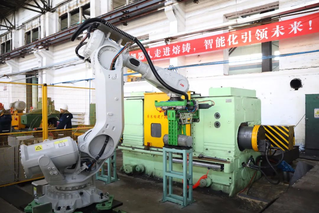 中铝东轻熔铸厂举行259车床智能化机器人改造竣工生产剪彩仪式