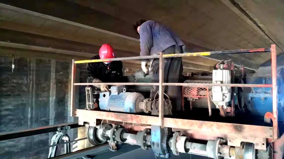 宏躍集團鉛鋅廠供料作業區完成2#吊車小車軌道更換
