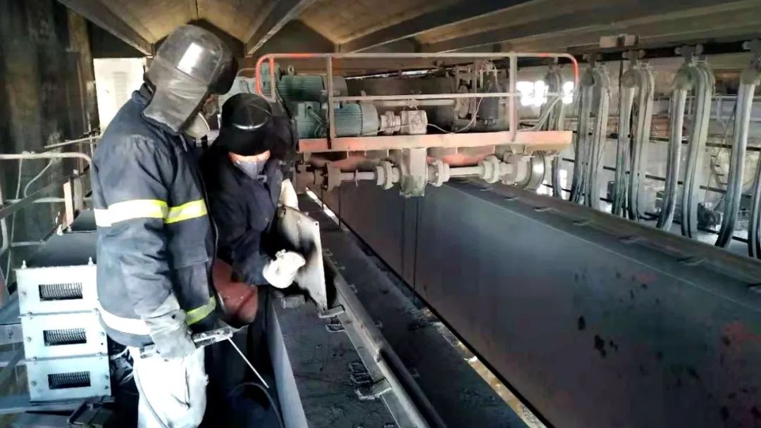 宏躍集團鉛鋅廠供料作業區完成2#吊車小車軌道更換