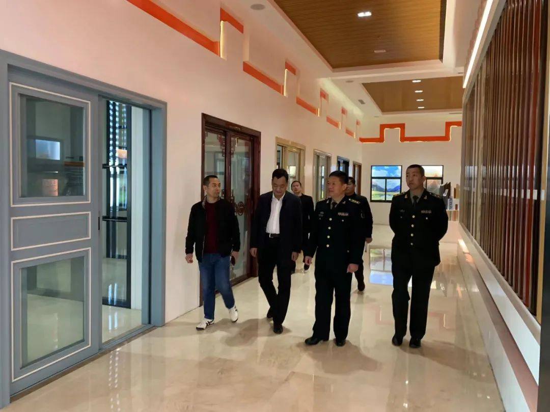 县人武部政委谈磊生到建美铝业调研