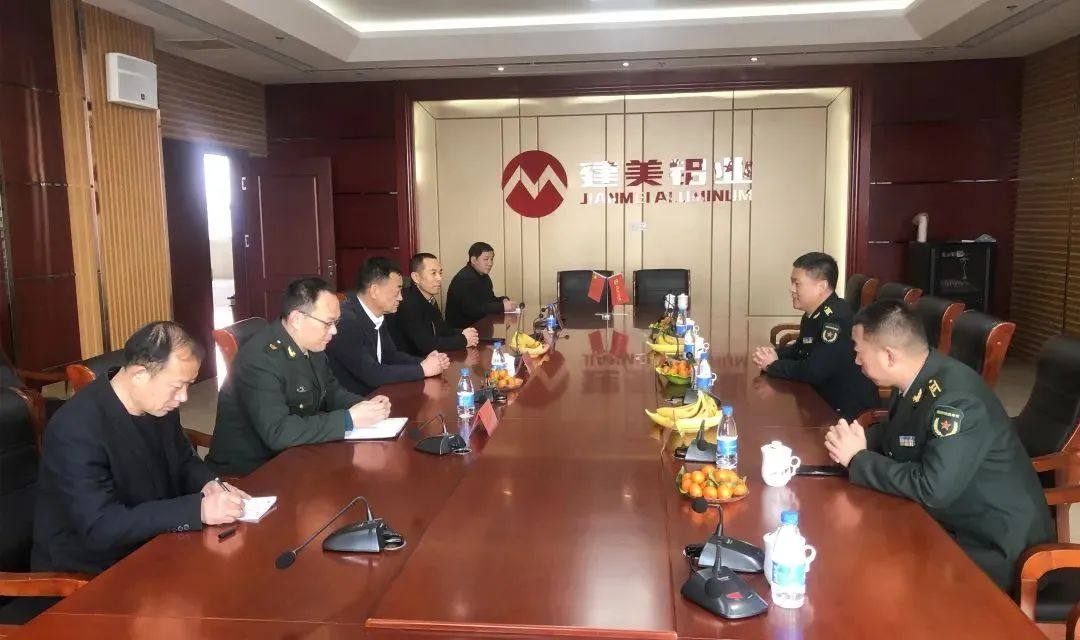 县人武部政委谈磊生到建美铝业调研