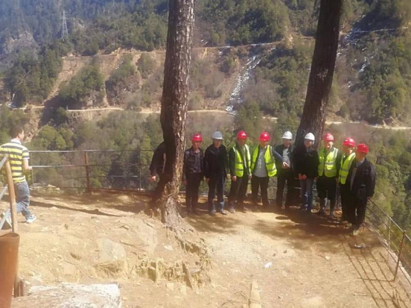 里伍铜业副董事长王忠成带领工作组到中咀铜矿项目部施工现场检查督导工作
