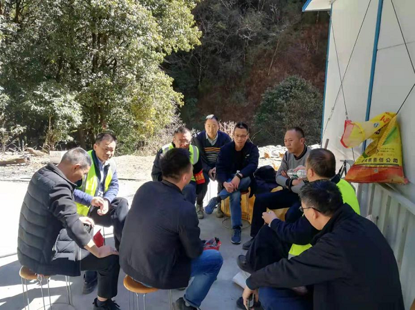 里伍铜业副董事长王忠成带领工作组到中咀铜矿项目部施工现场检查督导工作
