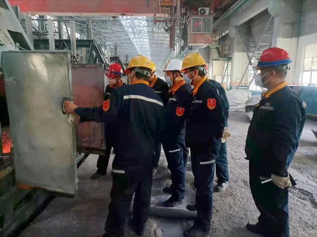 包頭鋁業副總經理李國維調研指導電解四廠
