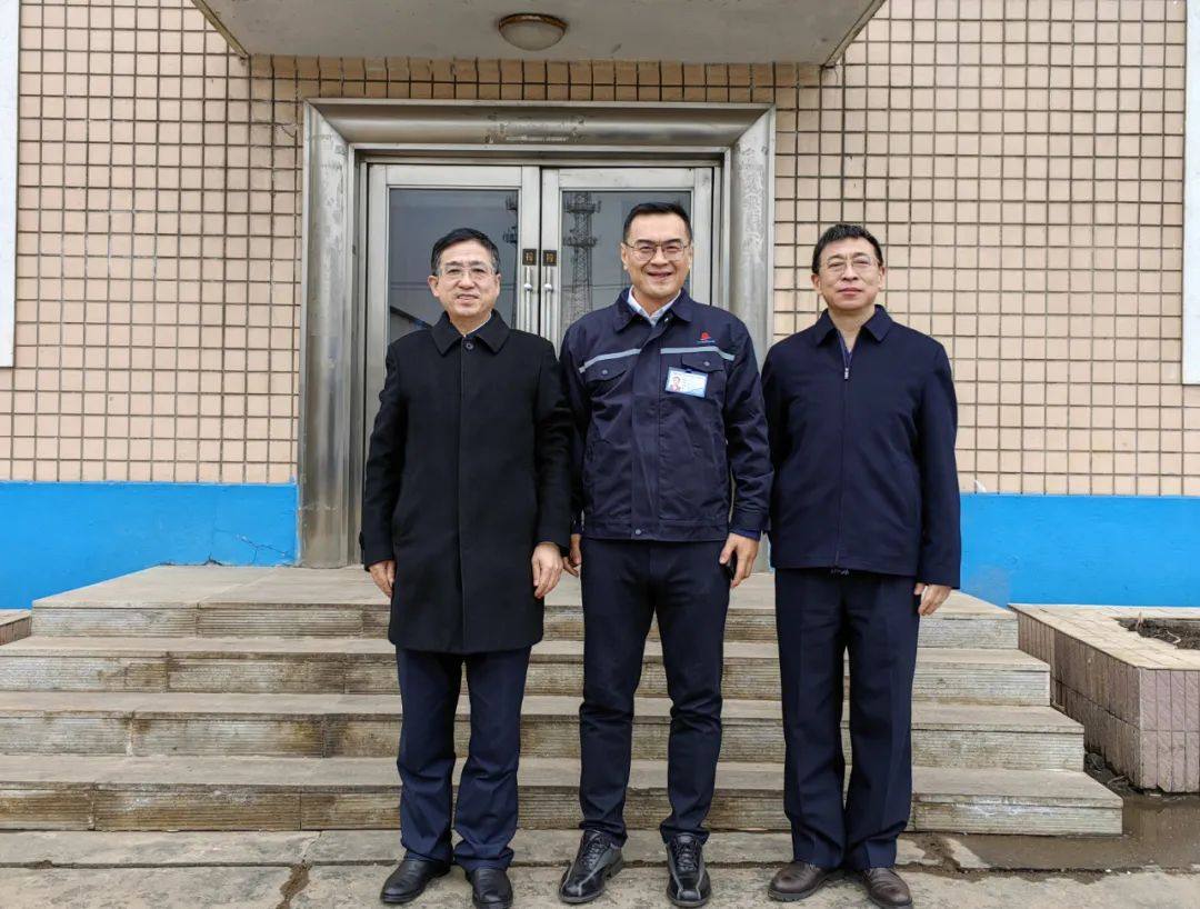 王一新副省长一行莅临东盛集团研发中心调研指导工作