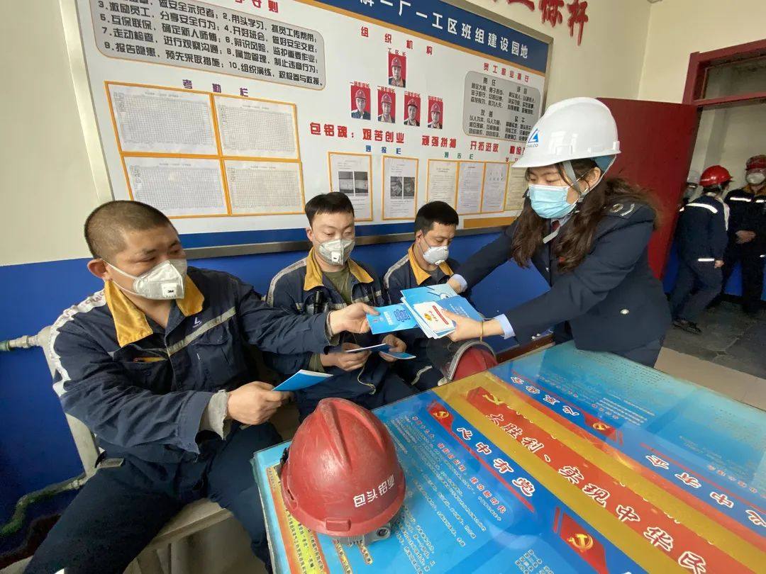 东河区税务局副局长王国强一行到包头铝业开展税收专题宣讲
