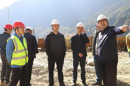 甘孜州国资委副主任张华荣一行到里伍铜业公司督导检查