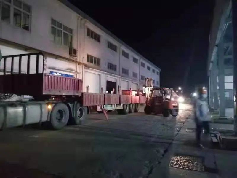 张家港铜业公司连夜为客户装车显真情