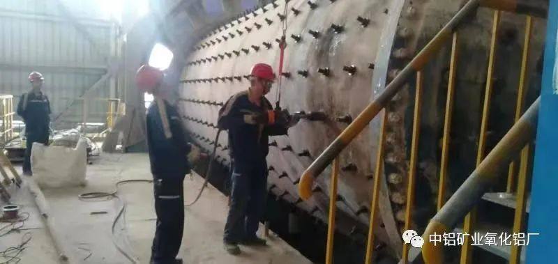中铝矿业氧化铝厂配料车间提前2天圆满完成6#磨检修任务
