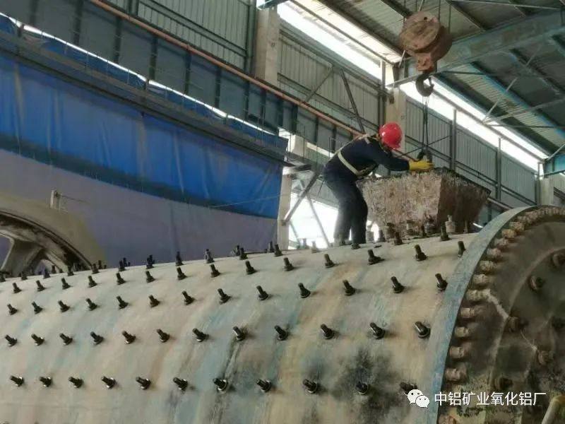 中铝矿业氧化铝厂配料车间提前2天圆满完成6#磨检修任务