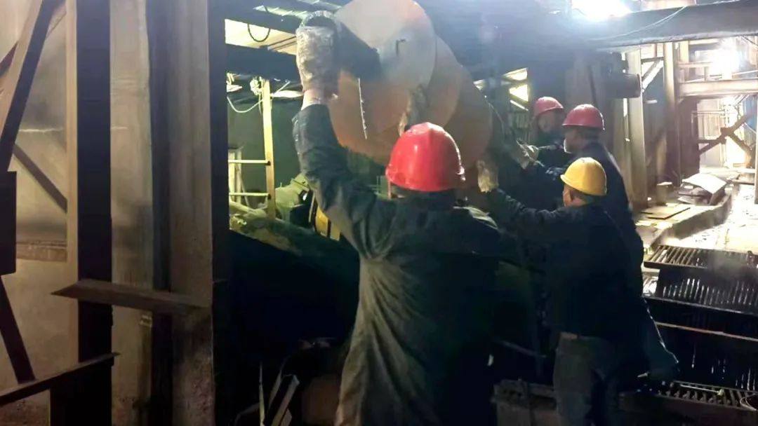 宏跃集团精锌厂检修作业区完成残渣大绞笼更换