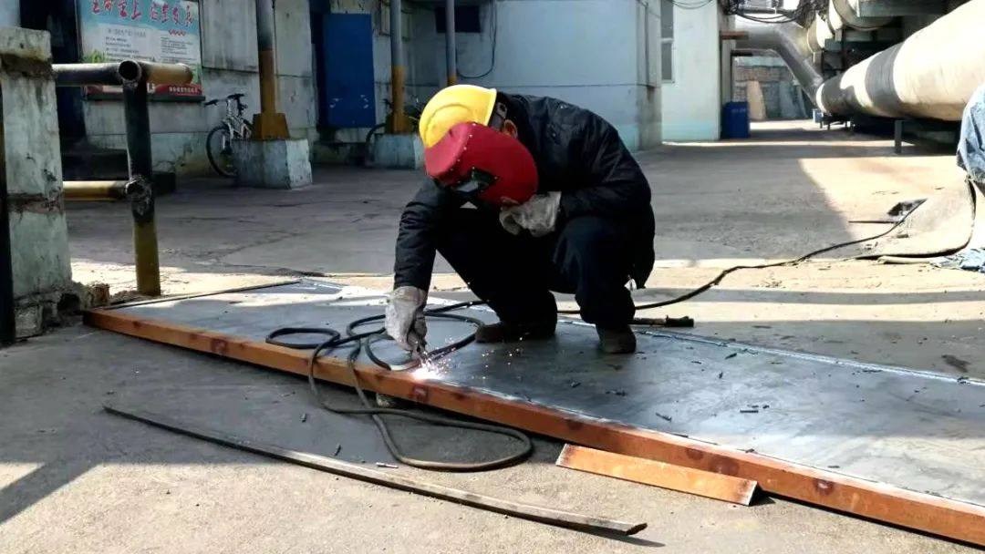 宏跃集团精锌厂制团作业区防水挡门投入使用