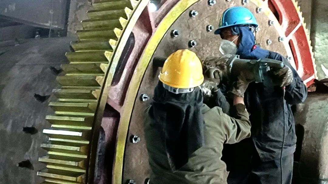 宏跃集团电解锌厂极板作业区完成2#球磨机大修