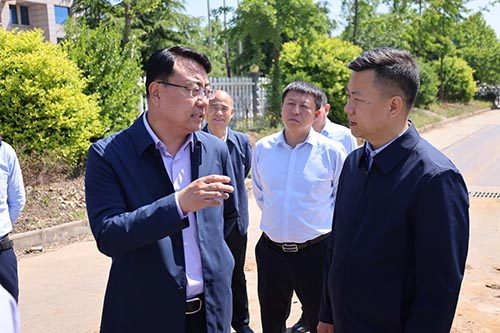 中条山集团董事长魏迎辉与垣曲县县长马巍到垣曲县工业开发区进行考察