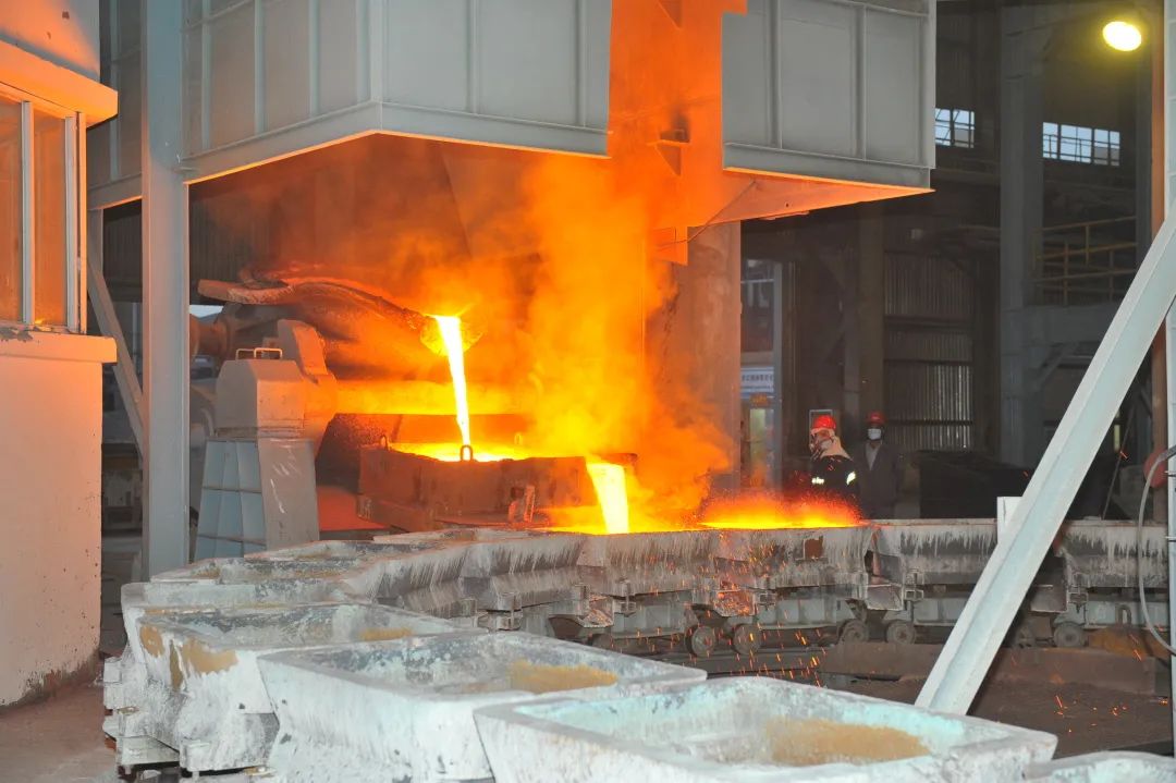 中冶銅鋅資源公司冶煉廠第21次點火開爐後產出第一爐粗銅