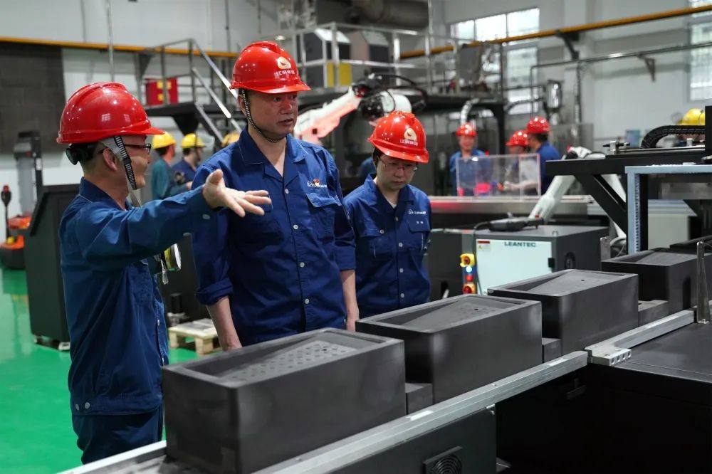 江铜铅锌公司银锭全自动精密浇铸生产线一次性试产成功