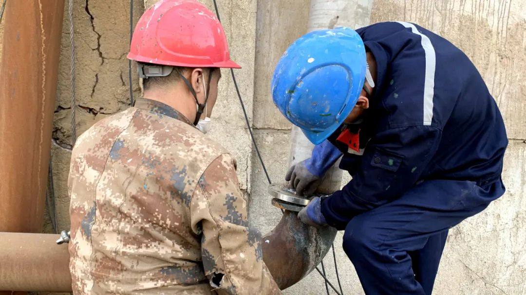 宏躍集團電解鋅廠浸出作業區鋪設廢液管路