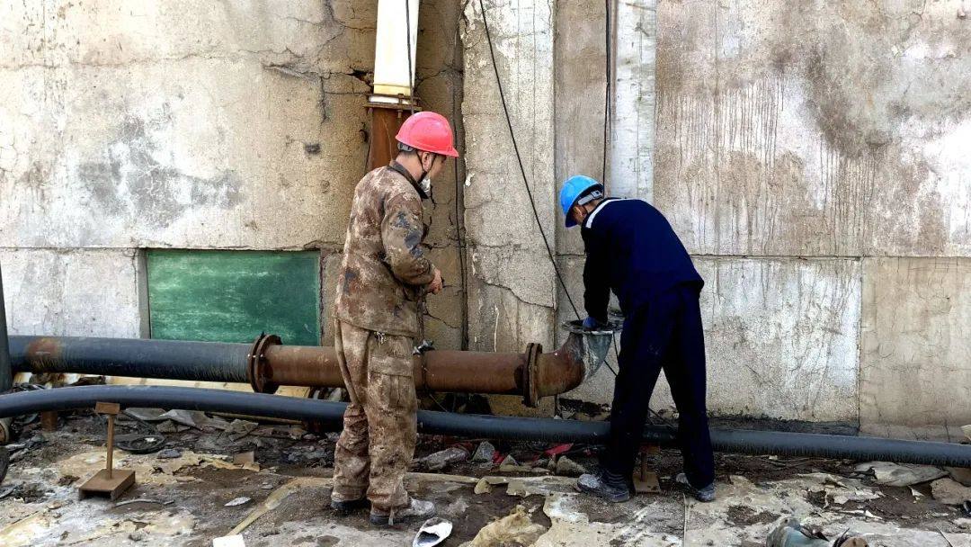 宏躍集團電解鋅廠浸出作業區鋪設廢液管路