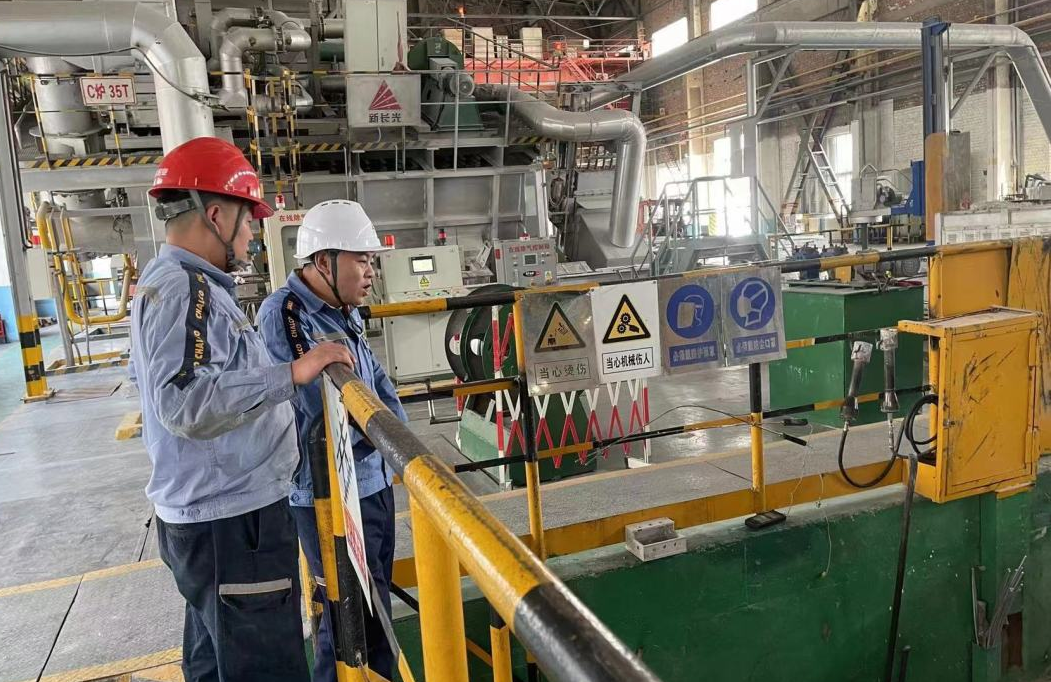 包头铝业副总经理李国维到电解三厂检查生产作业情况