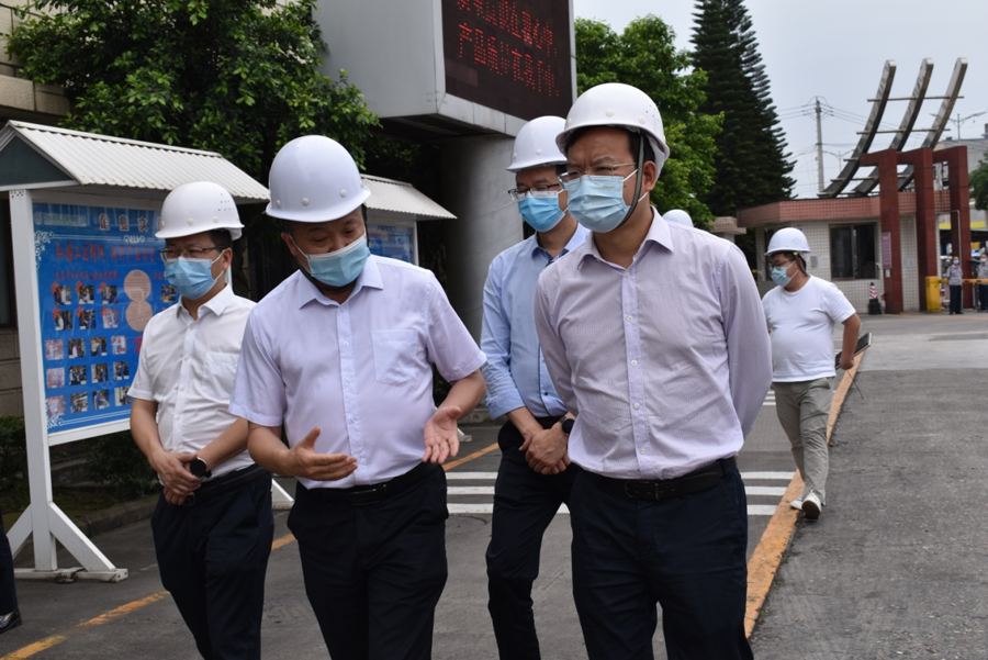 夹江县县委书记许天毅莅临四川铭帝视察疫情防控和复工复产工作