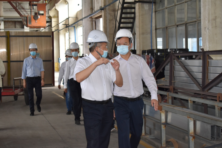 夹江县县委书记许天毅莅临四川铭帝视察疫情防控和复工复产工作