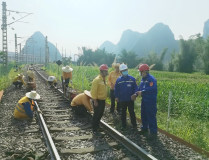 廣西華銀鋁業公司常務副總經理趙繼康深入到鐵路專用線搶修現場檢查指導