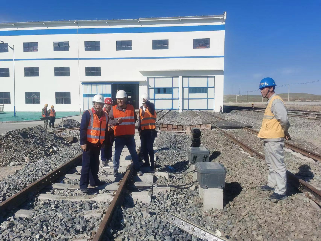 白音華鋁電公司總經理在鐵路專用線 倉庫區及排洪系統工程施工現場進行檢查指導工作