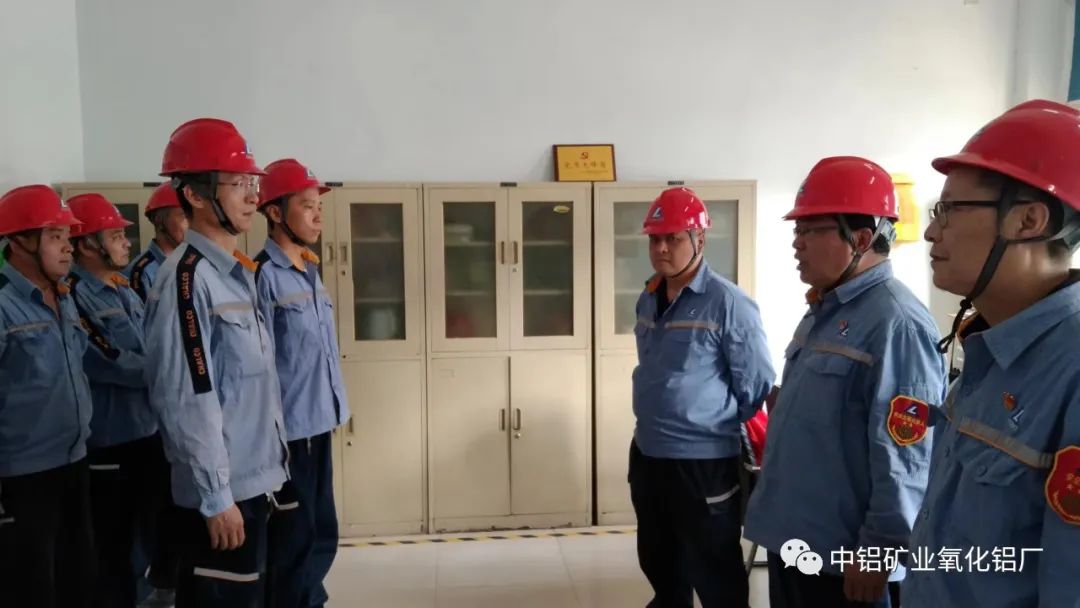 中铝矿业氧化铝厂为郑州市工人先锋号”沉降车间Ｃ组主控室“授牌