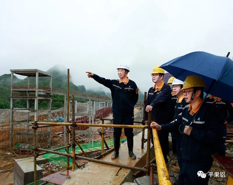 中铝股份广西分公司总经理黄卫平到教美铝土矿山建设项目施工现场调研