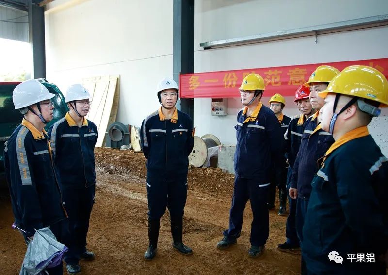 中铝股份广西分公司总经理黄卫平到教美铝土矿山建设项目施工现场调研