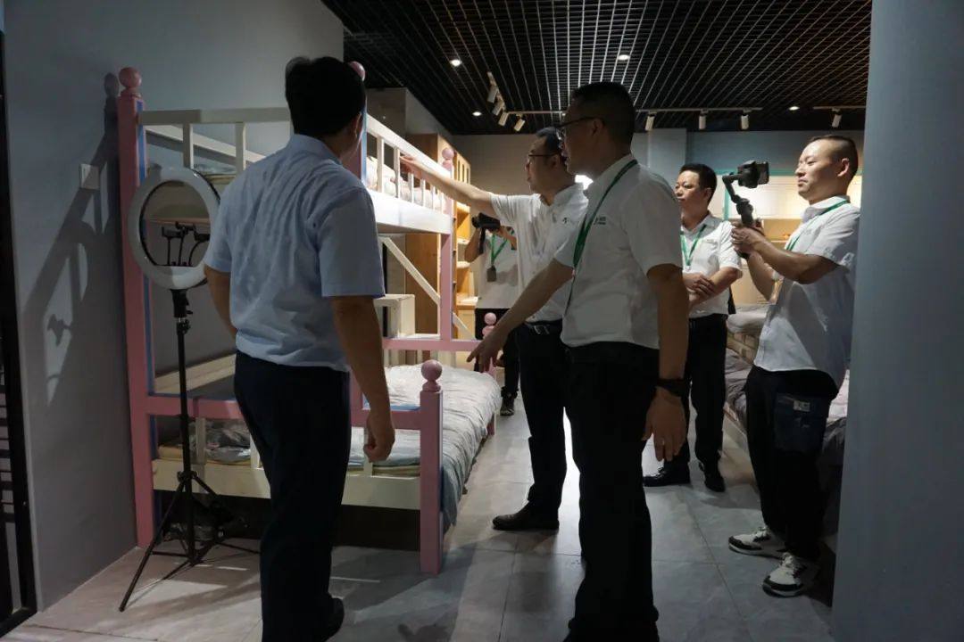 大沥镇稳企调研组莅临南北旺全铝家居调研