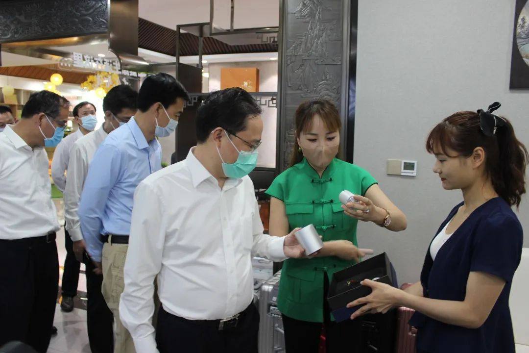 重庆市奉节县委书记张果一行到方霖铝业考察