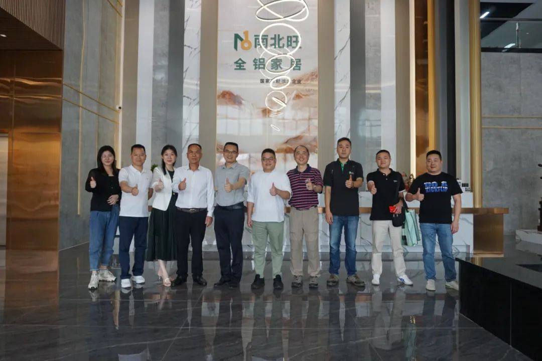 佛山市政协常委朱卫华等领导莅临南北旺全铝家居参观交流
