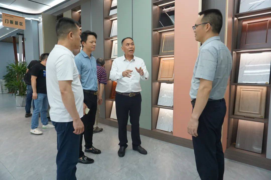 佛山市政协常委朱卫华等领导莅临南北旺全铝家居参观交流