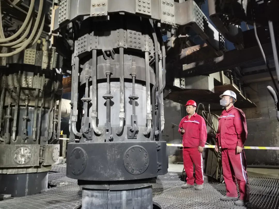 新疆五鑫铜业熔炼厂电炉顺利通电引弧