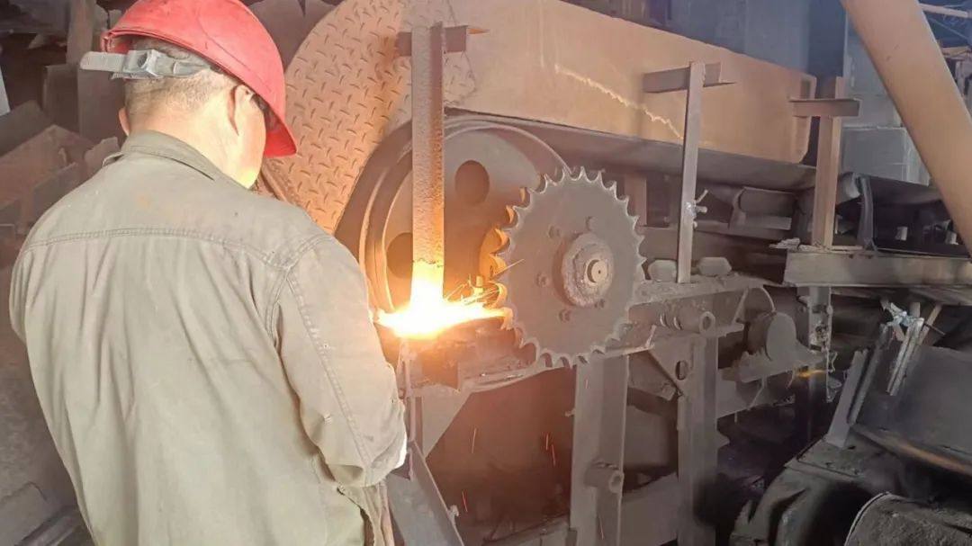 宏躍集團精鋅廠檢修作業區完成2#皮帶主動輪齒輪鏈條更換