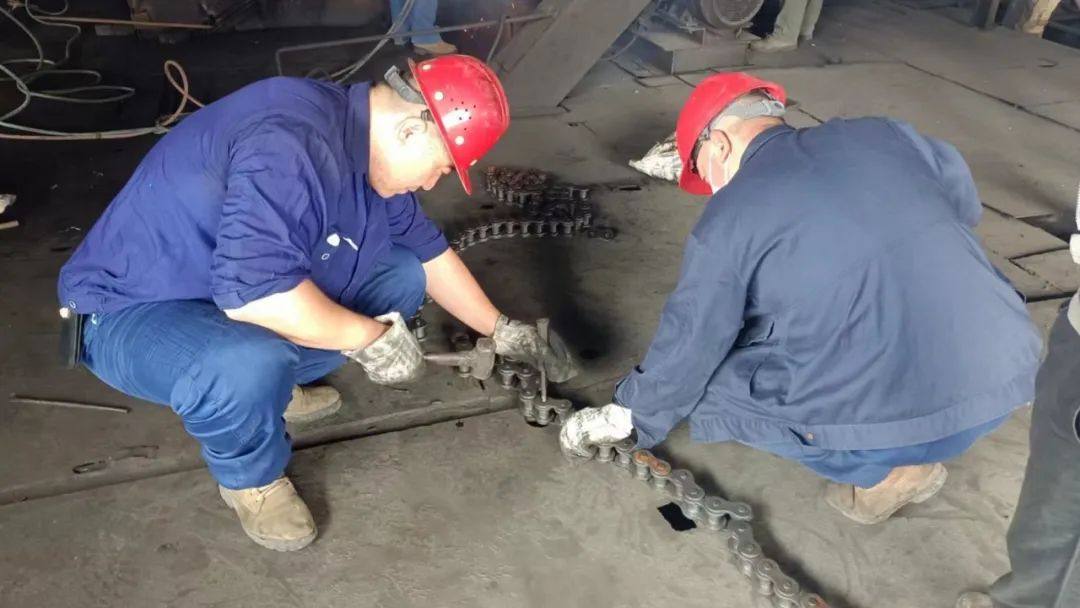 宏躍集團精鋅廠檢修作業區完成2#皮帶主動輪齒輪鏈條更換