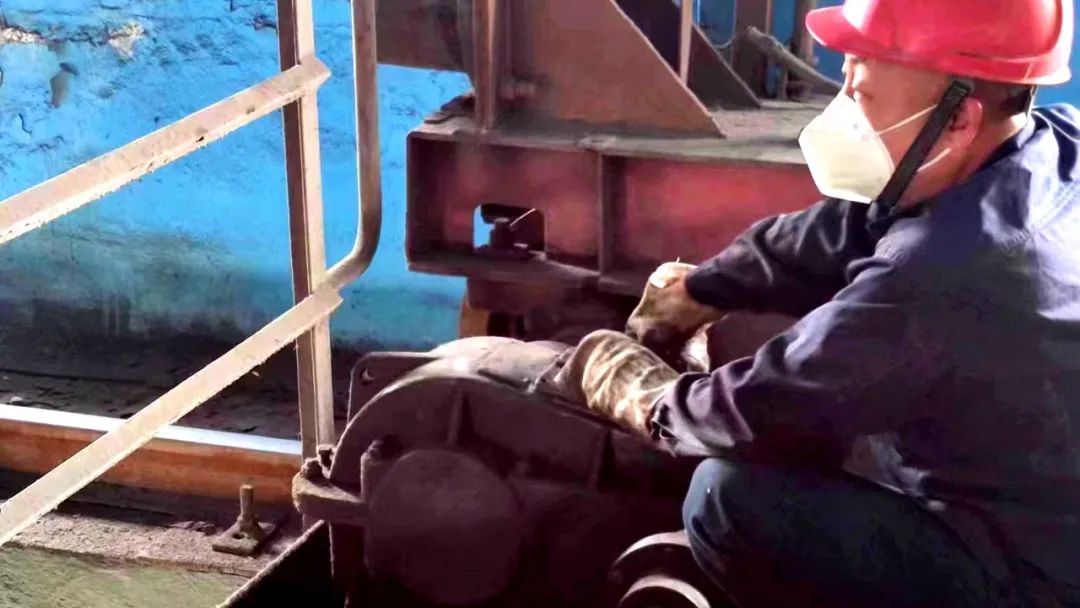 宏跃集团铅锌厂电铅作业区完成电解吊车抢修