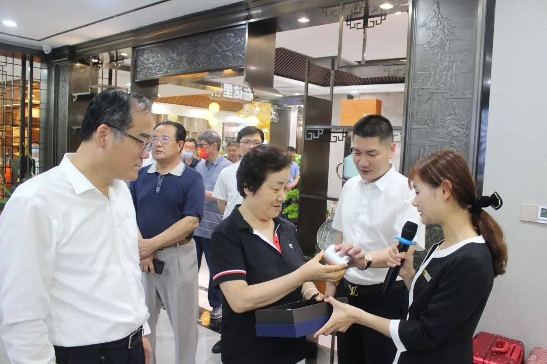 滨州市退休干部到方霖铝业公司调研