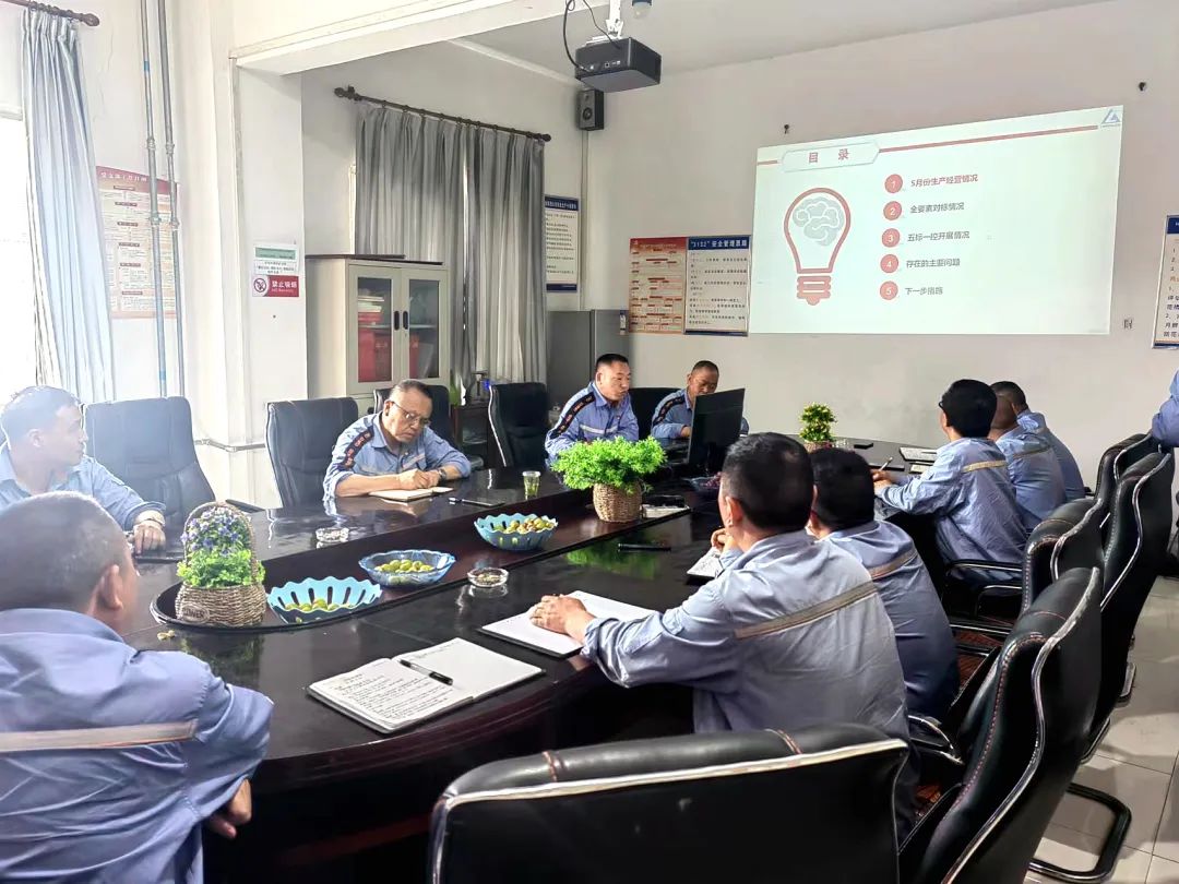 遵義鋁業公司領導顏彪出席陽極組裝廠組織召開的6月份經濟分析會