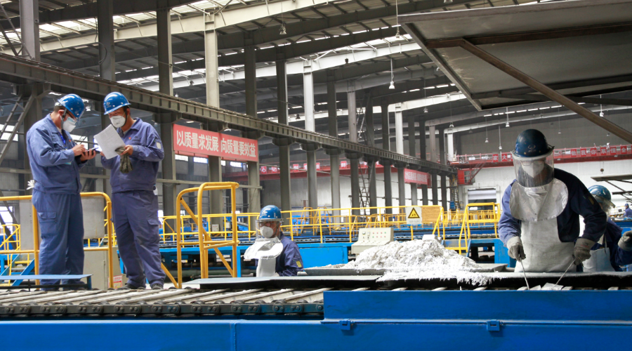 東興鋁業公司超額完成上半年生產經營目標任務
