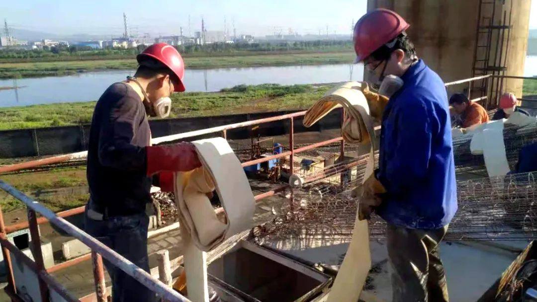 宏跃集团铅锌厂供料作业区完成收尘器滤袋更换