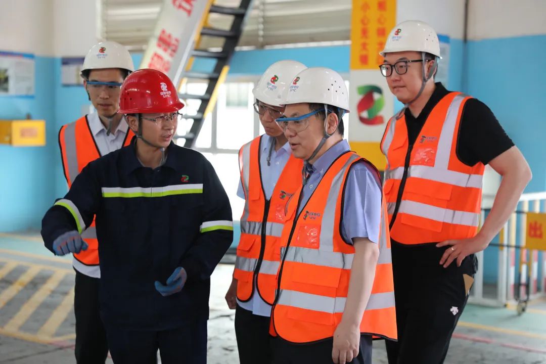 中電國際項目開發二部總經理樑卓一行到寧東鋁業進行工作交流