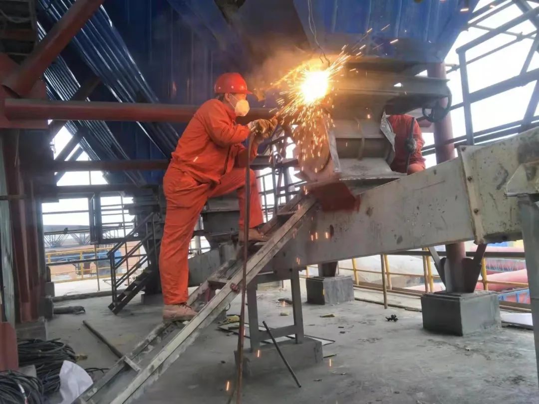 陕西锌业机动车间完成渣处理三工区收尘2号刮板消缺任务