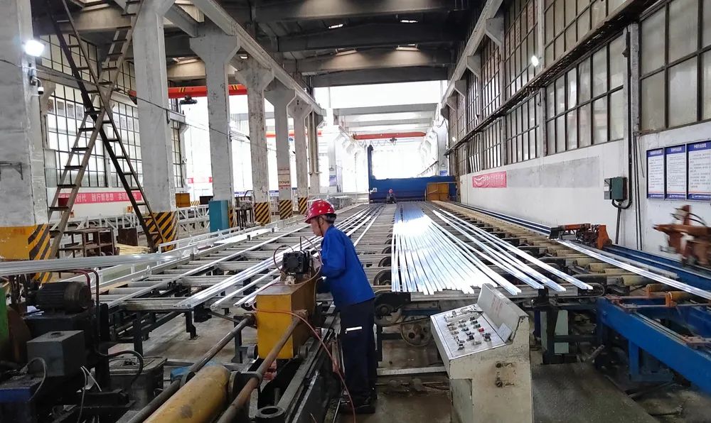 贵州铝厂新材料分公司“优标降本提产销”劳动竞赛侧记