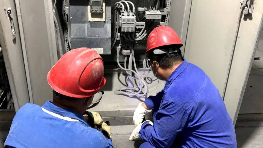 宏跃集团铅锌厂熔炼作业区对设备进行防雷接地检查
