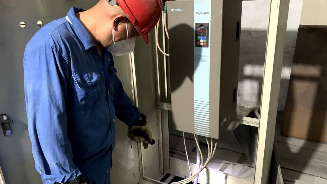 宏躍集團鉛鋅廠熔煉作業區對設備進行防雷接地檢查
