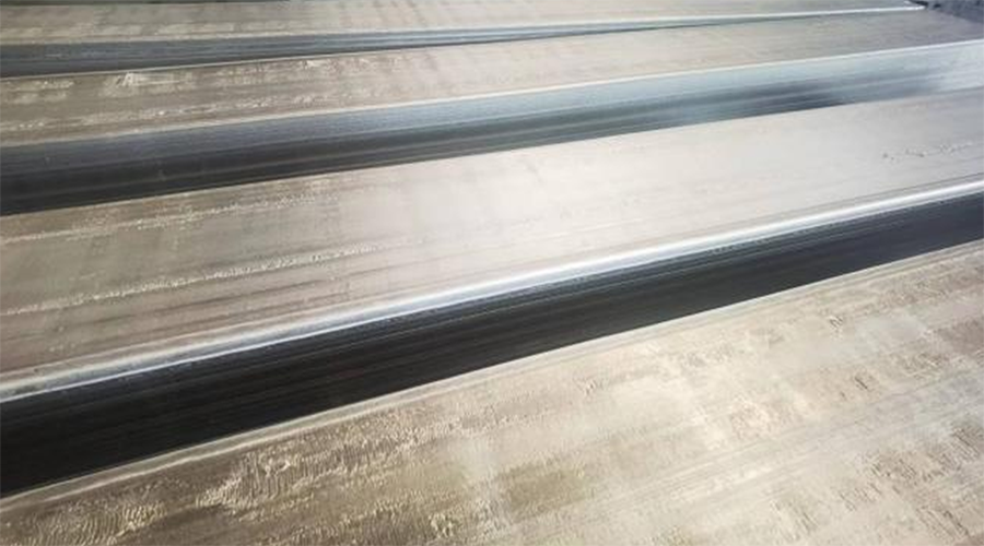 中鋁青海分公司鑄造廠成功生產全石墨化陰極項目所用母線