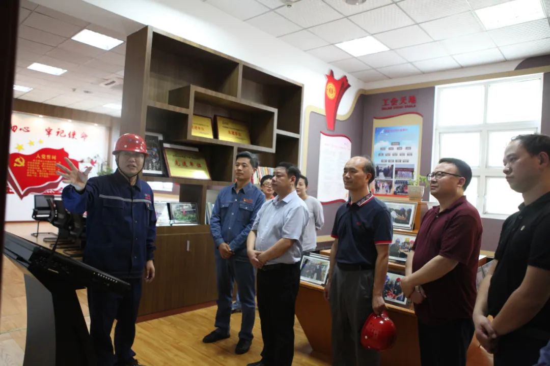 重慶市能源工會主席張偉軍一行到旗能電鋁公司慰問調研