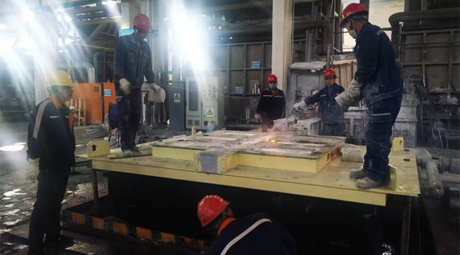 中铝青海分公司铸造厂成功生产全石墨化阴极项目所用母线